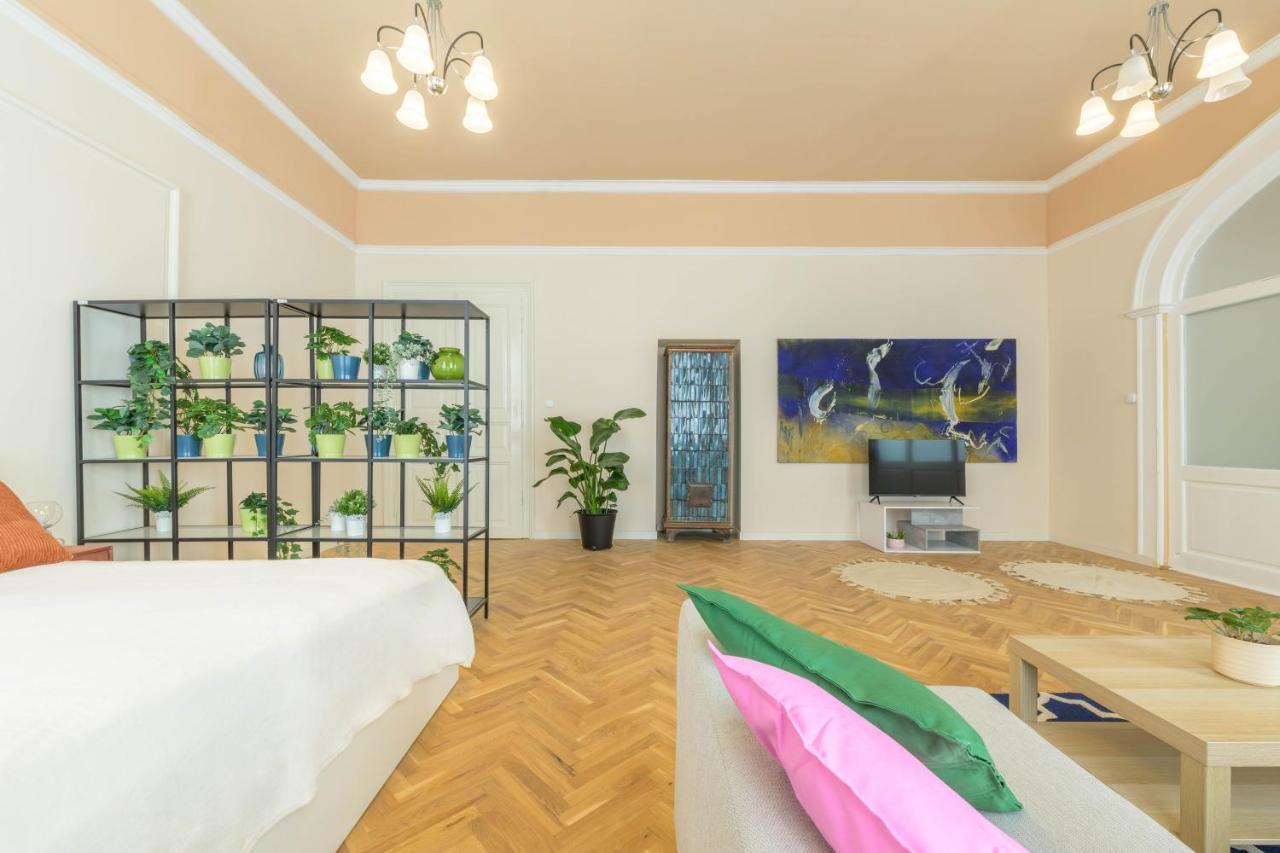 Best Seasons La Famiglia Budapeşte Dış mekan fotoğraf